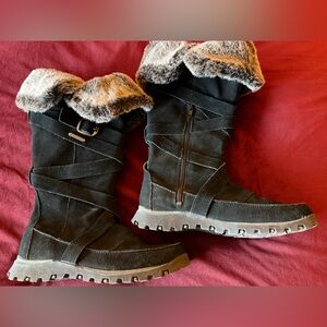 Women's Suede Skechers Black Winter Boots with Faux Fur Trim